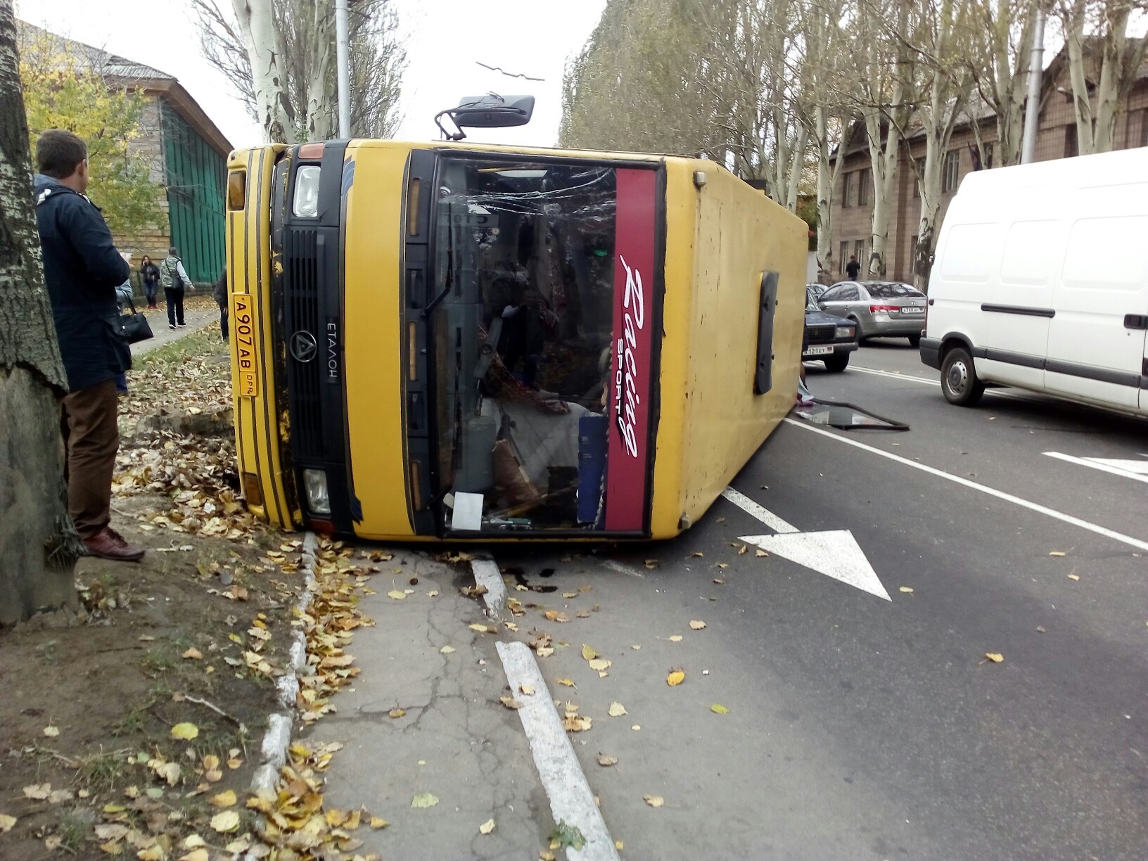 ДТП в Макеевке: в перевернутой маршрутке находилось 20 пассажиров,  госпитализировано четверо - KP.RU